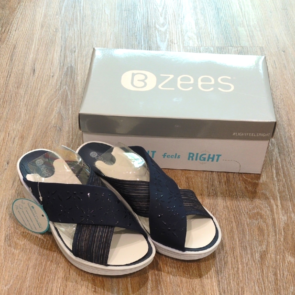 💙Bzees Navy Slip-On Comfort Sandals Women's size 10 W💙